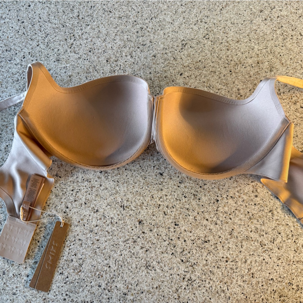 SKIMS Nude Strapless Adhesive Bra - Picture 3 of 5